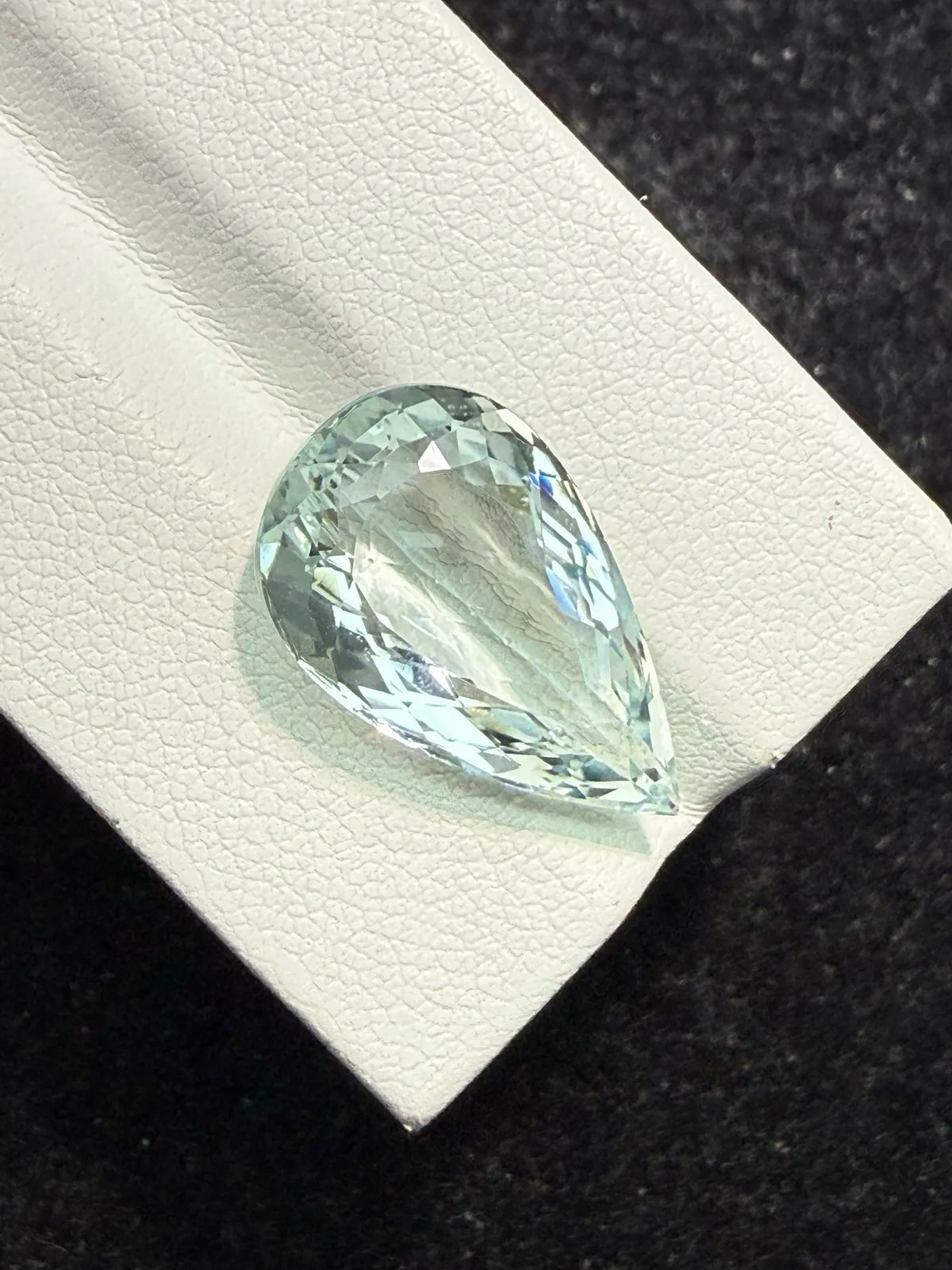 9.74克拉天然海蓝宝戒面裸石，颜色超美，火彩超好，尺寸：19.7*12*7.3mm