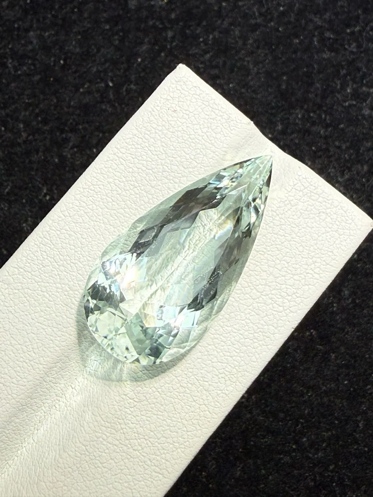 20.235克拉天然海蓝宝戒面裸石，颜色超美，火彩超好，尺寸：28.9*14.4*9.1mm