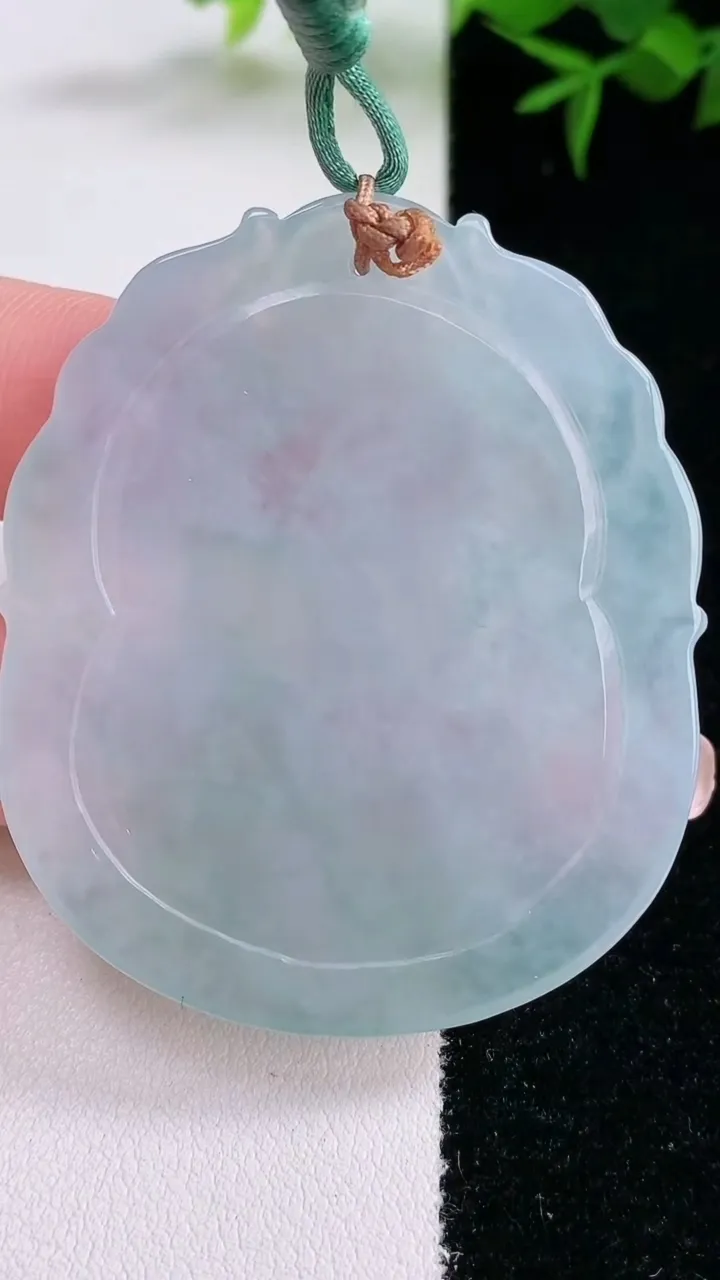 天然A货翡翠宽边生肖牛吊坠，尺寸52-43.6-6，重量:26.31g
3月4日