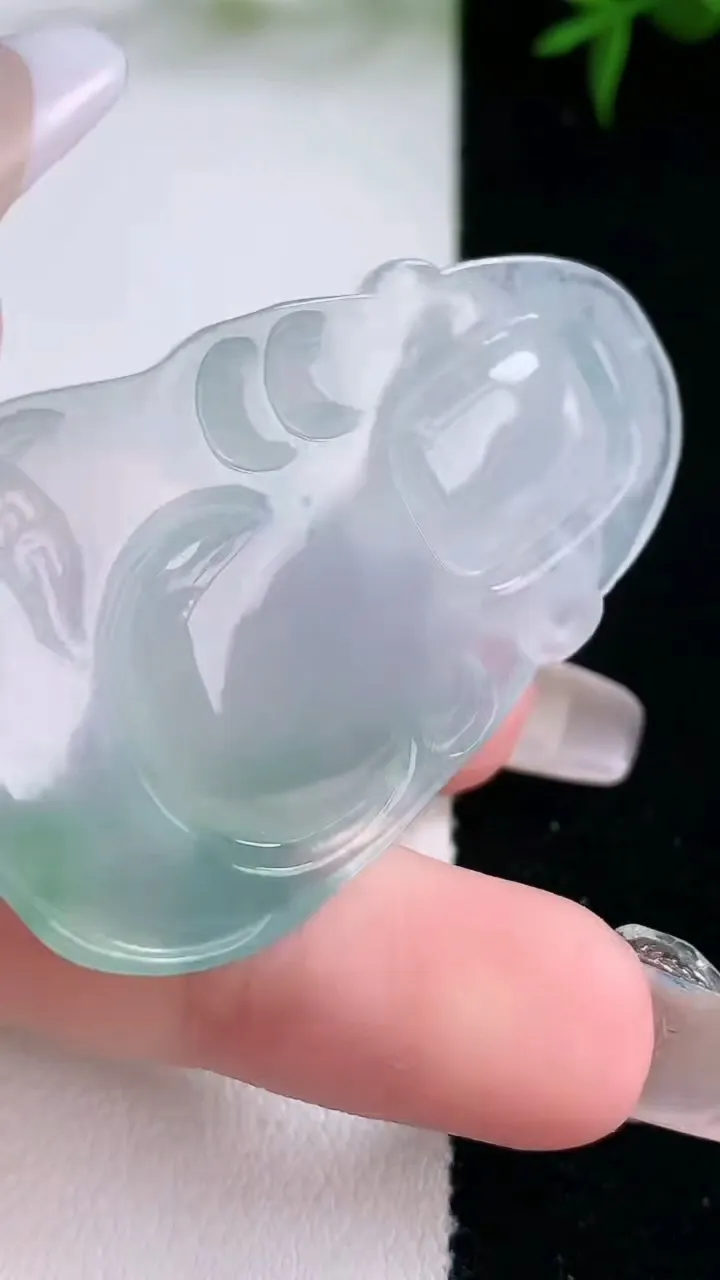 天然A货翡翠财神爷吊坠，尺寸47-29.6-7.2，重量:17.30g
3月4日