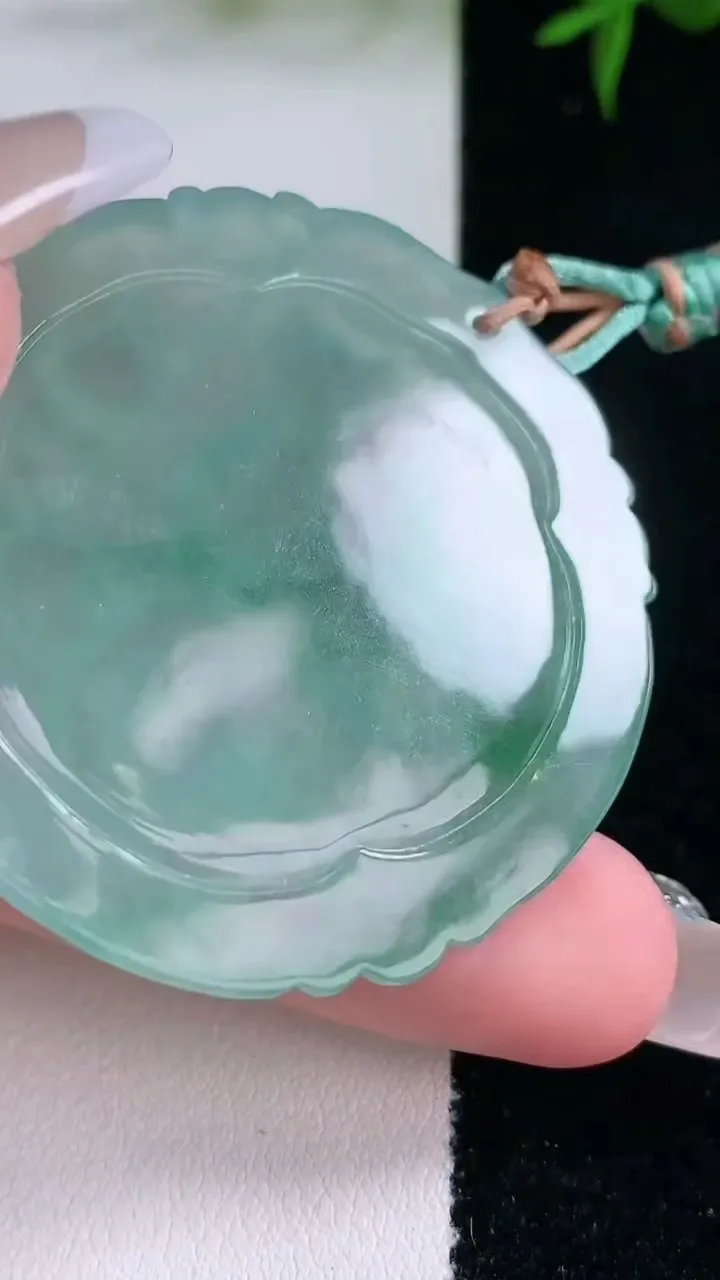 天然A货翡翠生肖狗吊坠，尺寸46.8-45-5.4，重量:20.53g
3月4日