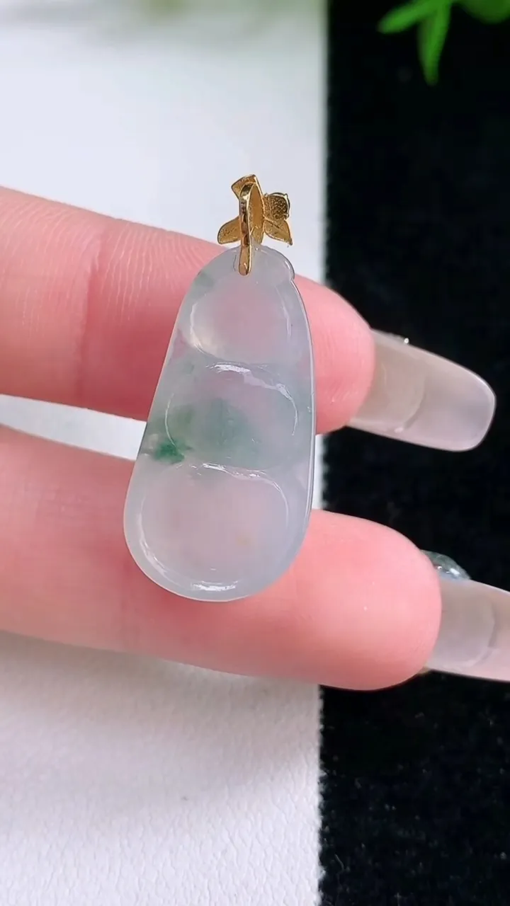 天然A货翡翠种福豆吊坠，尺寸25-13.4-6.2，重量:3.86g
3月4日