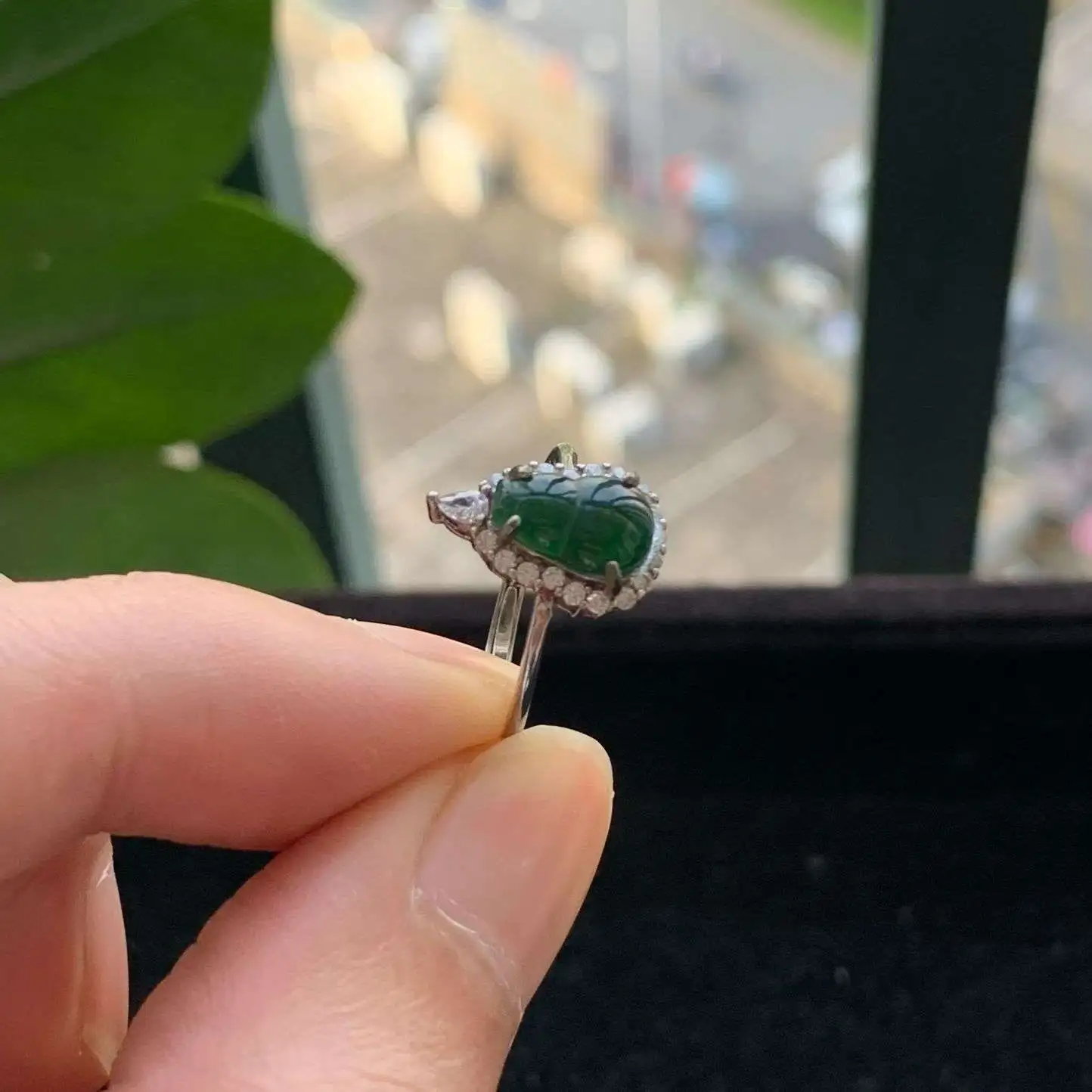 A货天然翡翠冰糯种935银活口满绿戒指重量吊坠1.81
3月4日