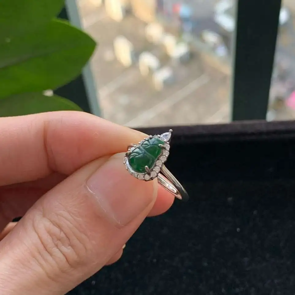 A货天然翡翠冰糯种935银活口满绿戒指重量吊坠1.81
3月4日