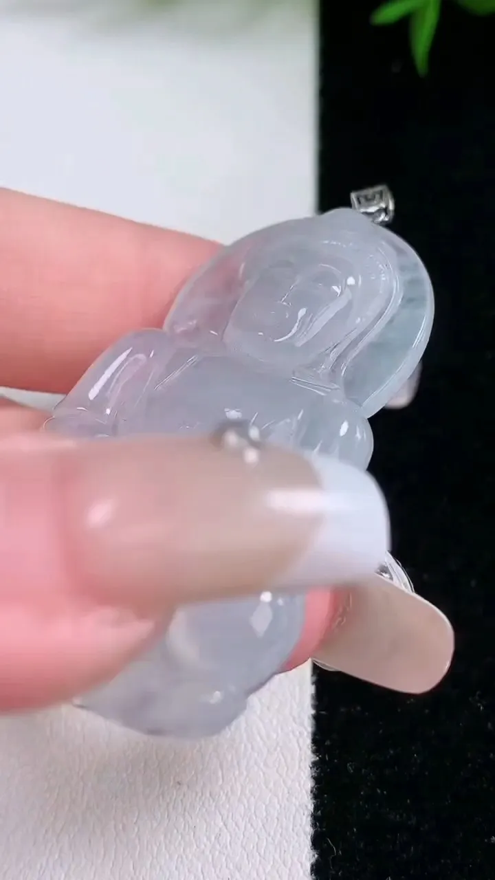 天然A货翡翠种白冰观音菩萨吊坠，尺寸46.3-30.5-4.3，重量:12.58g
3月4日