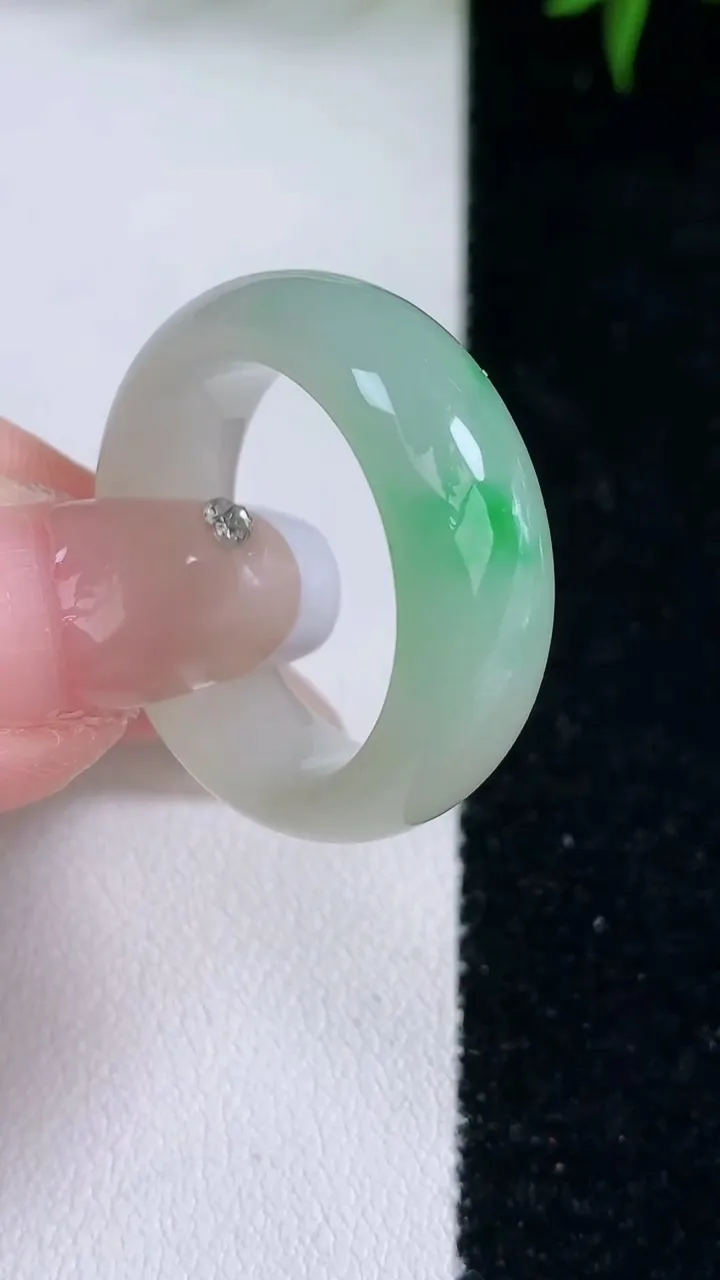 天然A货翡翠指环戒指，尺寸20.4-8.5-4，重量:8.15g2026年3月4日
工厂直销收藏佳品,种好水足，色泽均匀，有种有色，上手高大气！