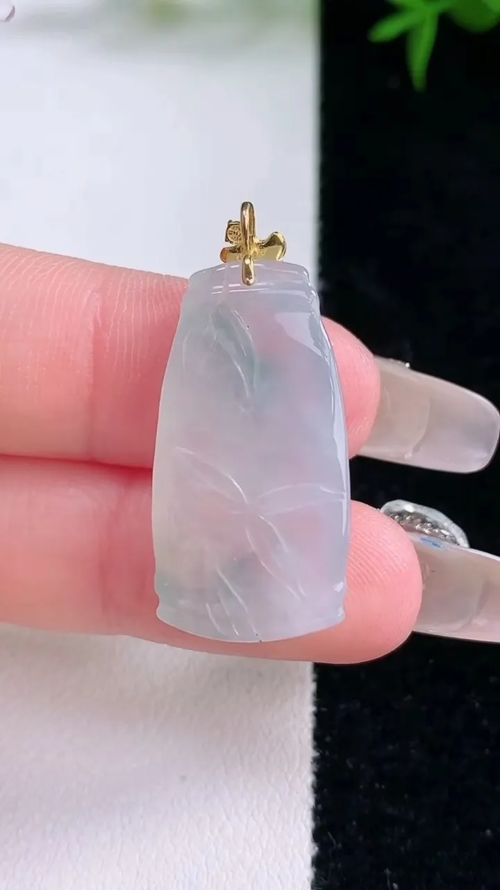 天然A货翡翠18K金飘花节节高升 竹节吊坠，尺寸26.8-14.2-5.6，重量:4.87g
3月4日