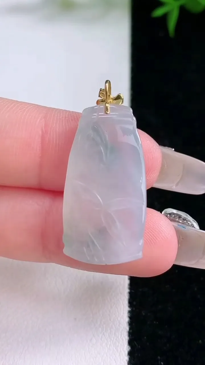 天然A货翡翠18K金飘花节节高升 竹节吊坠，尺寸26.8-14.2-5.6，重量:4.87g
3月4日