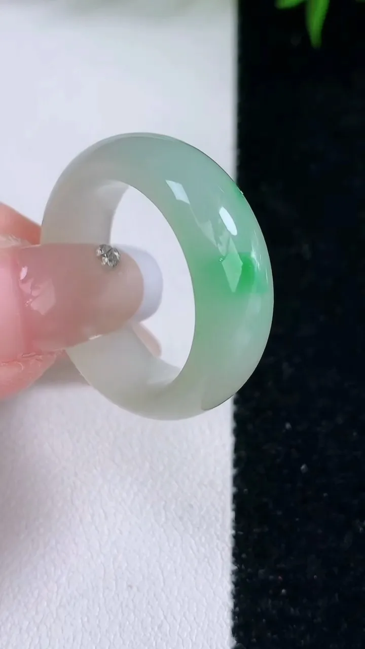 天然A货翡翠指环戒指，尺寸20.4-8.5-4，重量:8.15g2026年3月4日
工厂直销收藏佳品