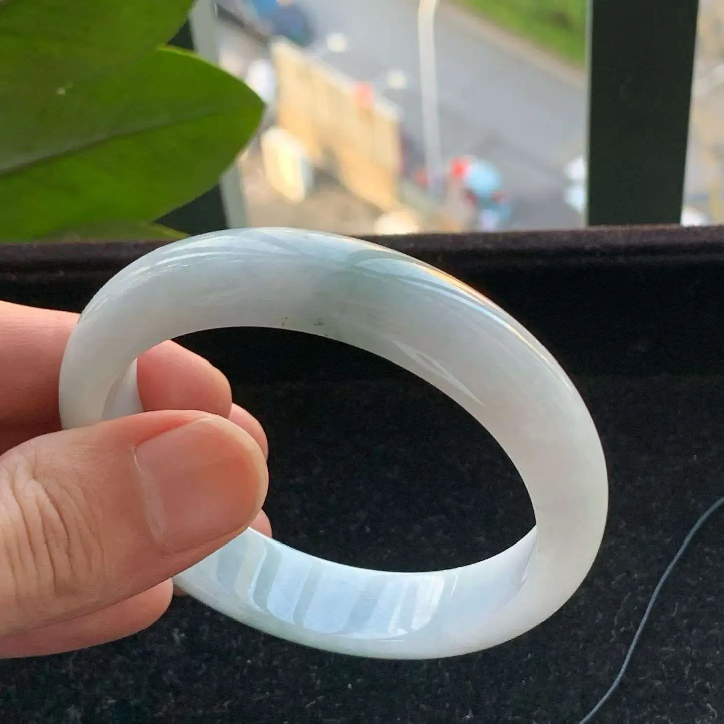 A货天然翡翠冰糯种浅绿手镯58.4圈重量76.67
3月4日