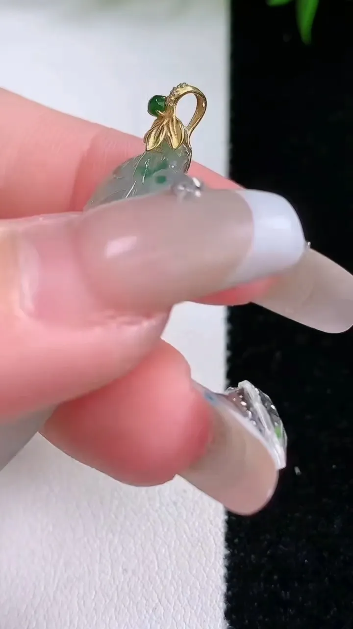 天然A货翡翠18K金飘花金枝玉叶 叶子吊坠，尺寸37.6-14.2-4.5，重量:4.95g
3月4