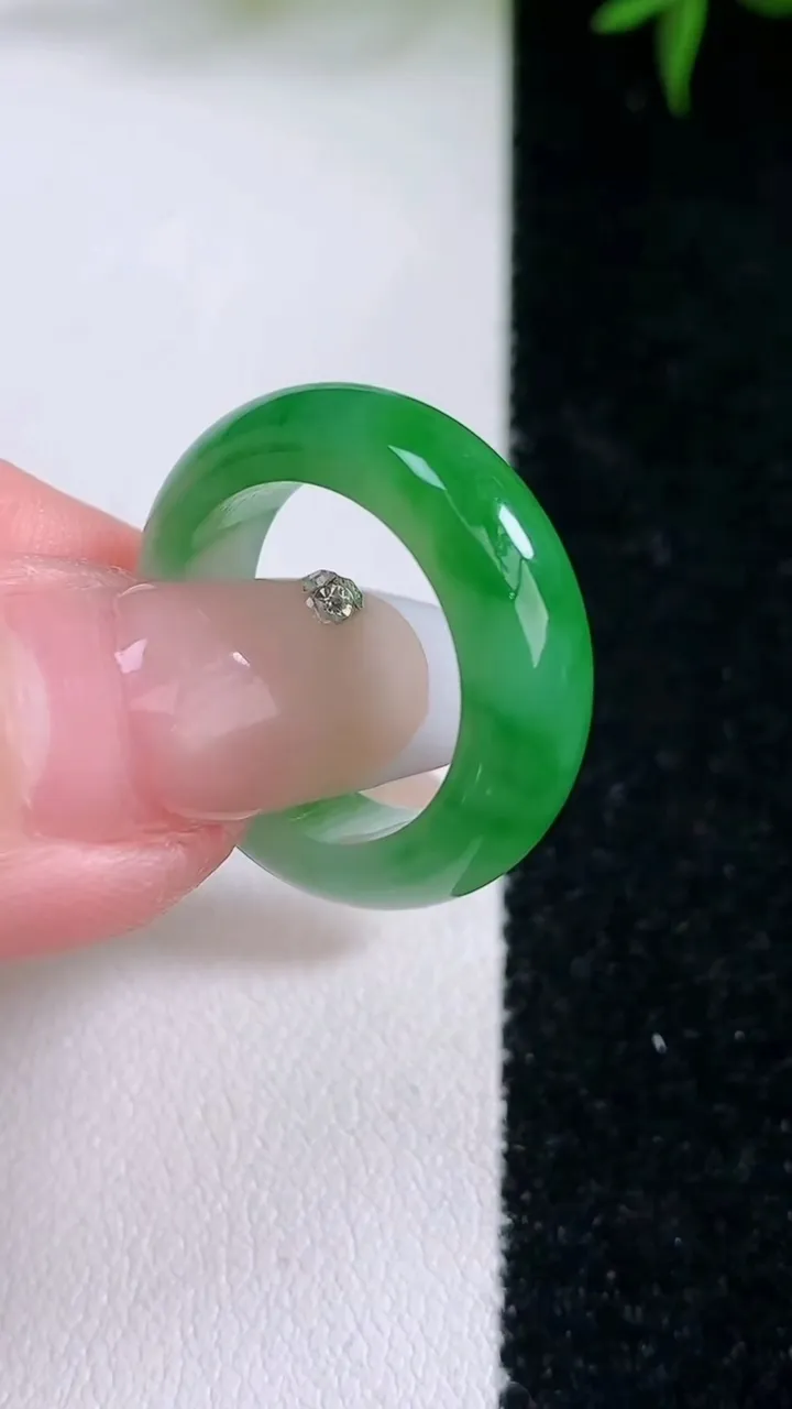 天然A货翡翠指环戒指，尺寸16.4-5.8-3.5，重量:5.13g2026年3月4日
工厂直销收藏佳品,种好水足，色泽均匀，有种有色，上手高大气！