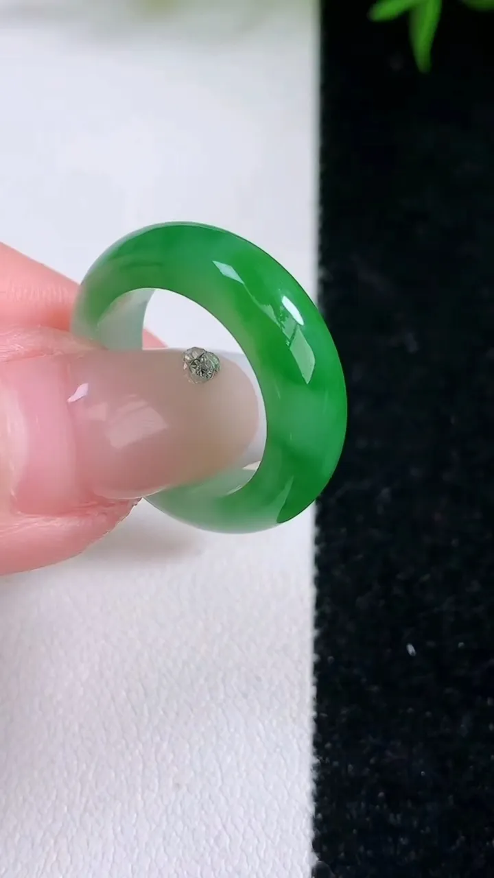 天然A货翡翠指环戒指，尺寸16.4-5.8-3.5，重量:5.13g2026年3月4日
工厂直销收藏佳品,种好水足，色泽均匀，有种有色，上手高大气！