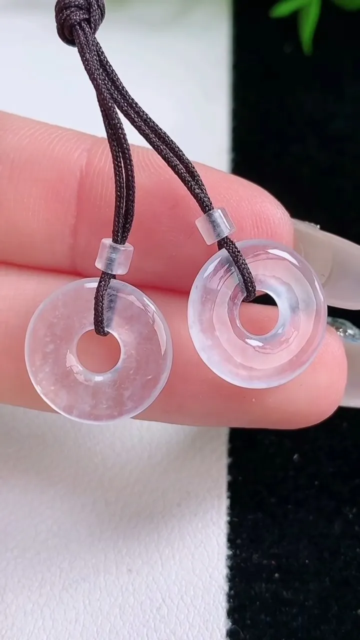 天然A货翡翠平安环吊坠一对，尺寸14.8-1.8，重量:2.74g
3月4日