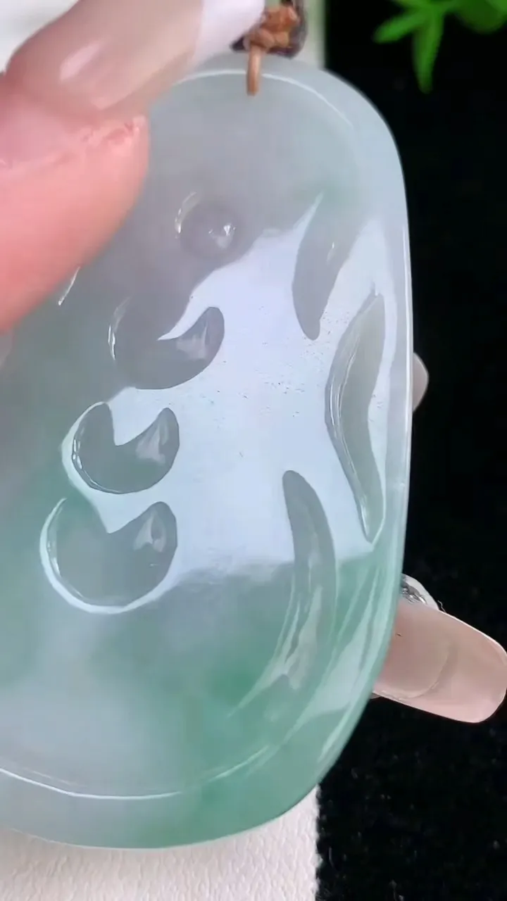 天然A货翡翠关公吊坠，尺寸63.6-37.4-5.7，重量:27.80g
3月4日