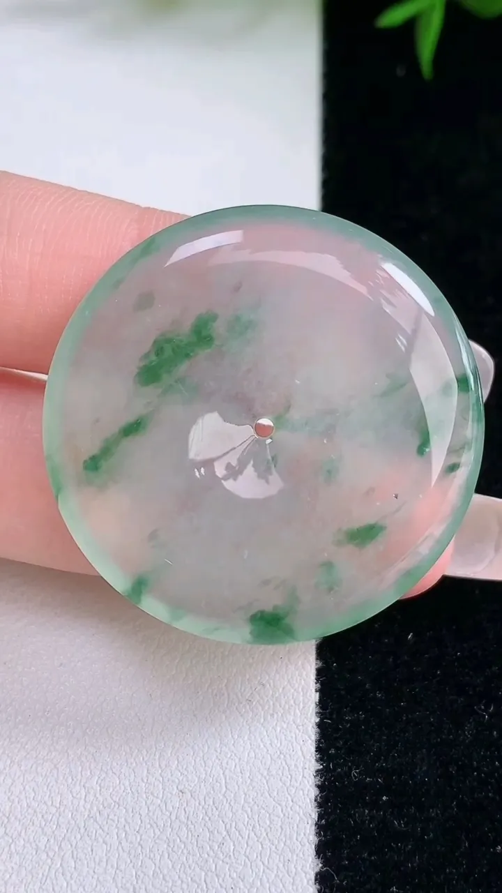 天然A货翡翠种飘花平安扣吊坠，尺寸35.2-5.5，重量:14.68g
3月4日