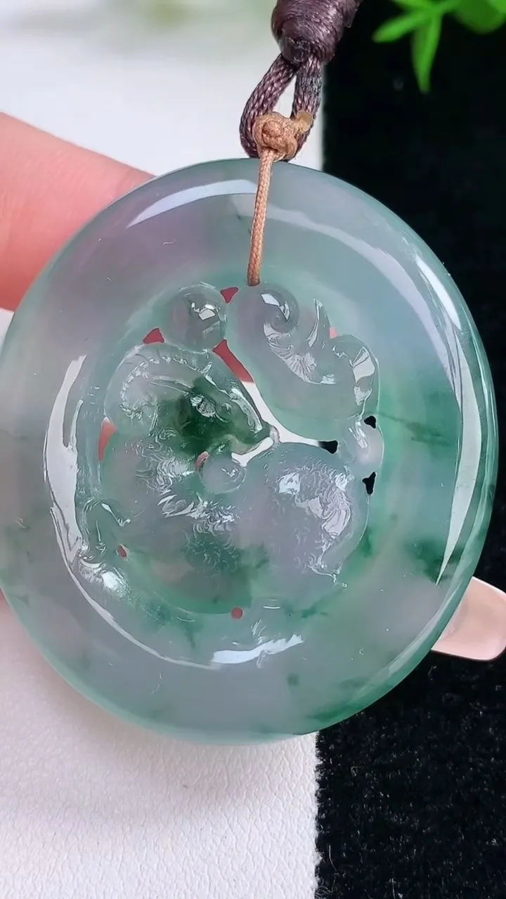 天然A货翡翠种飘花生肖羊吊坠，尺寸48.2-42.5-5，重量:25.90g
3月4日