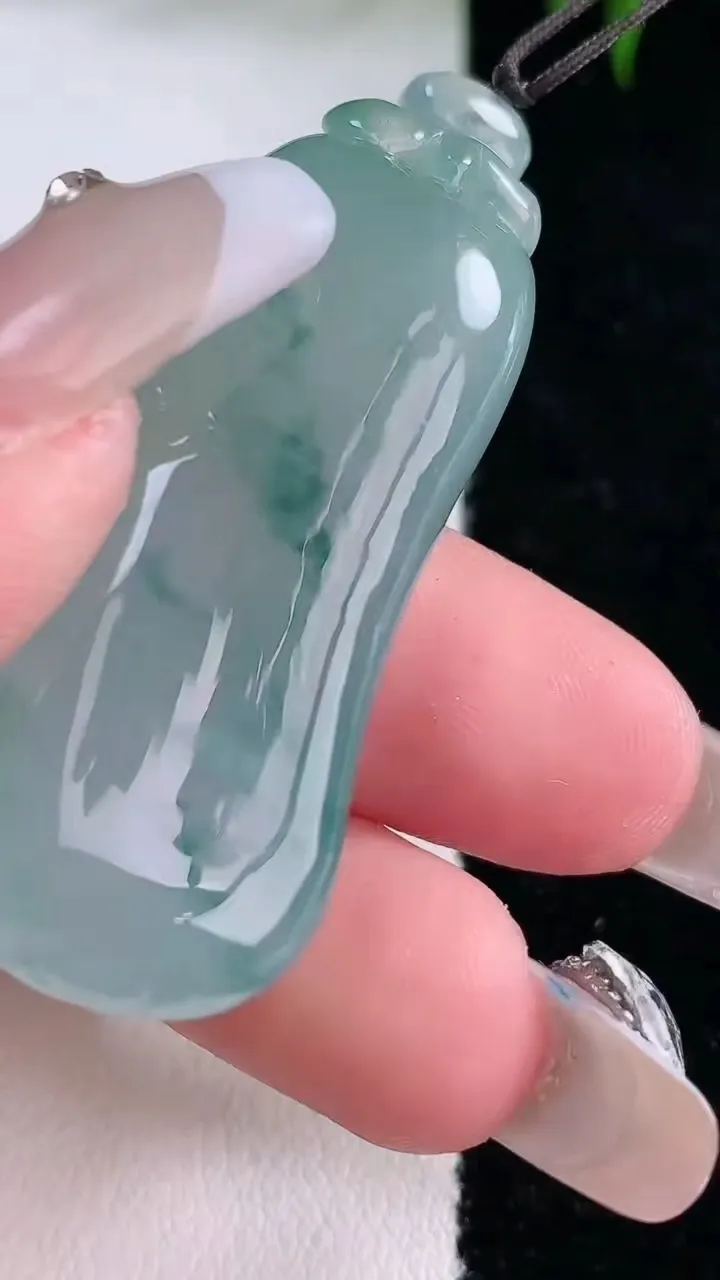 天然A货翡翠种飘花福瓜吊坠，尺寸49.6-17-11.4，重量:21.04g
3月4日