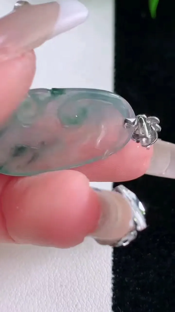 天然A货翡翠种飘花如意吊坠，尺寸28-17-3，重量:3.91g
3月4日