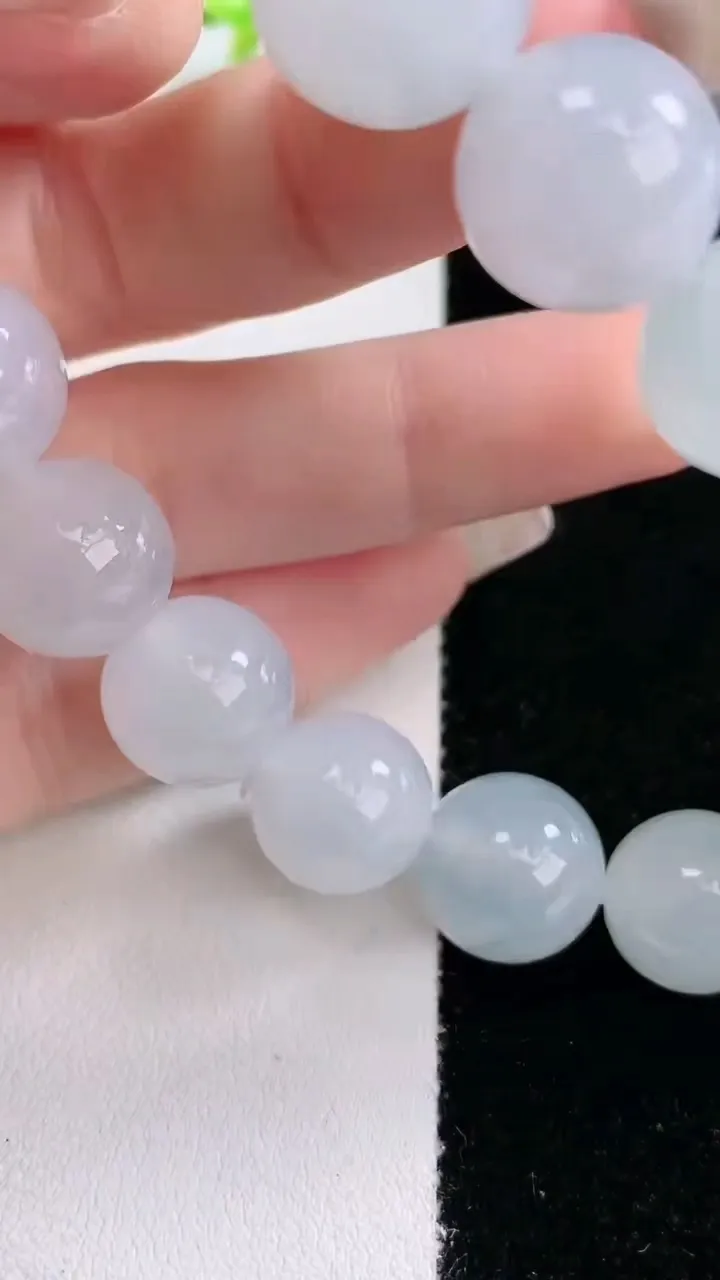 天然A货翡翠飘花圆珠手串，尺寸12.5-16颗，重量:64.24g3月4日
工厂直销收藏佳品,种好水足，色泽均匀，有种有色，上手高大气！