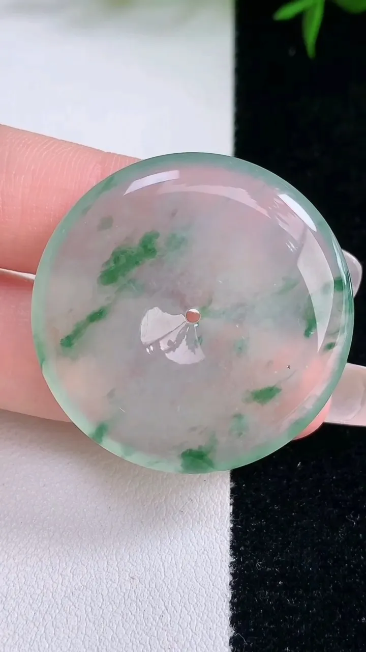 天然A货翡翠种飘花平安扣吊坠，尺寸35.2-5.5，重量:14.68g
3月4日