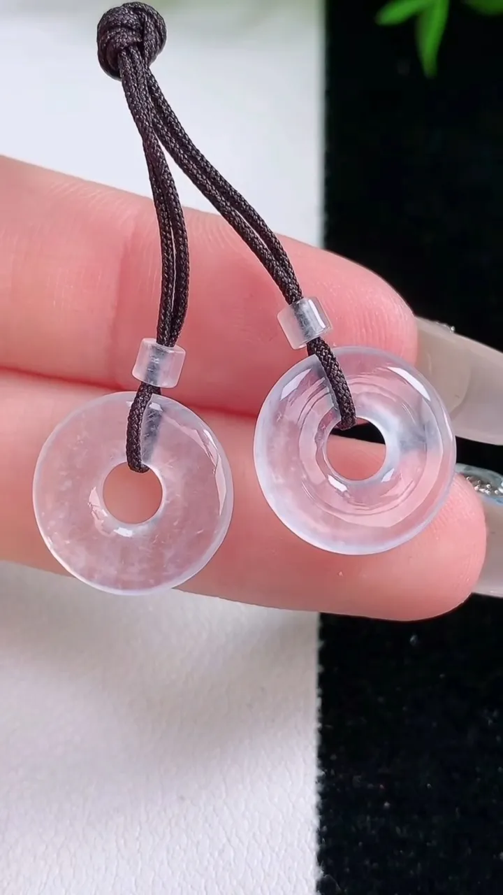 天然A货翡翠平安环吊坠一对，尺寸14.8-1.8，重量:2.74g
3月4日