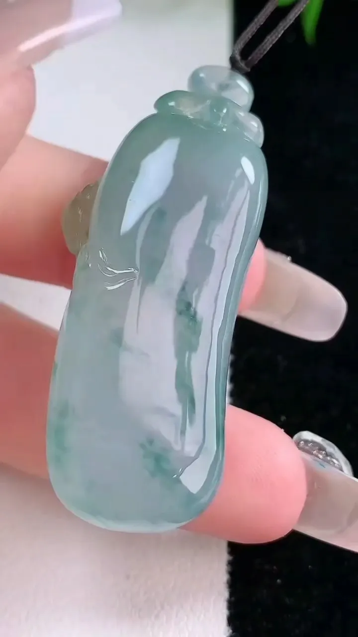 天然A货翡翠种飘花福瓜吊坠，尺寸49.6-17-11.4，重量:21.04g
3月4日