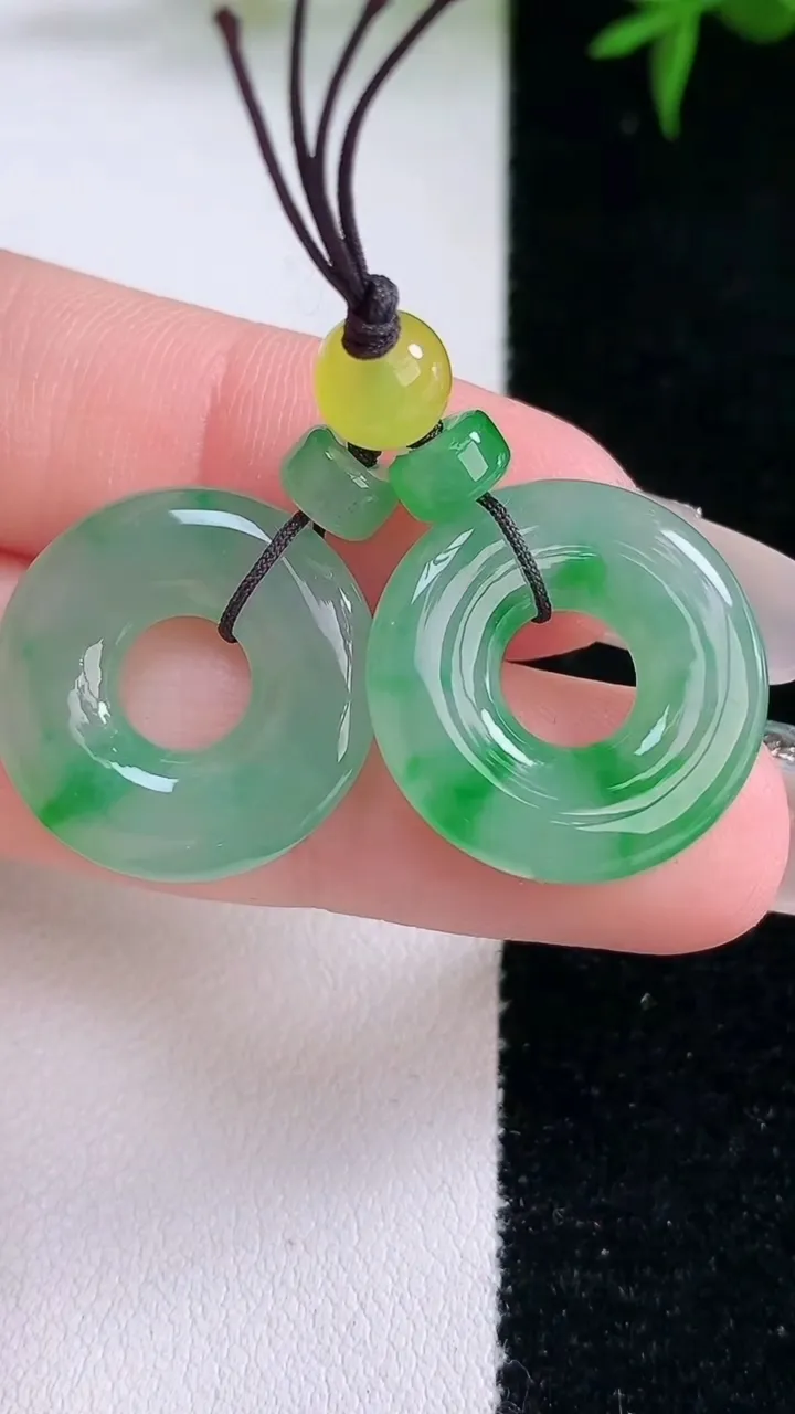 天然A货翡翠平安环吊坠一对，尺寸19-4.5，重量:6.57g
3月4日