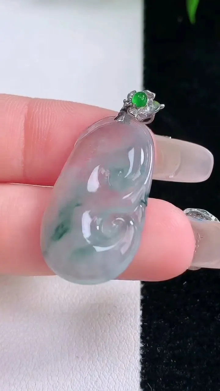 天然A货翡翠种飘花如意吊坠，尺寸28-17-3，重量:3.91g
3月4日