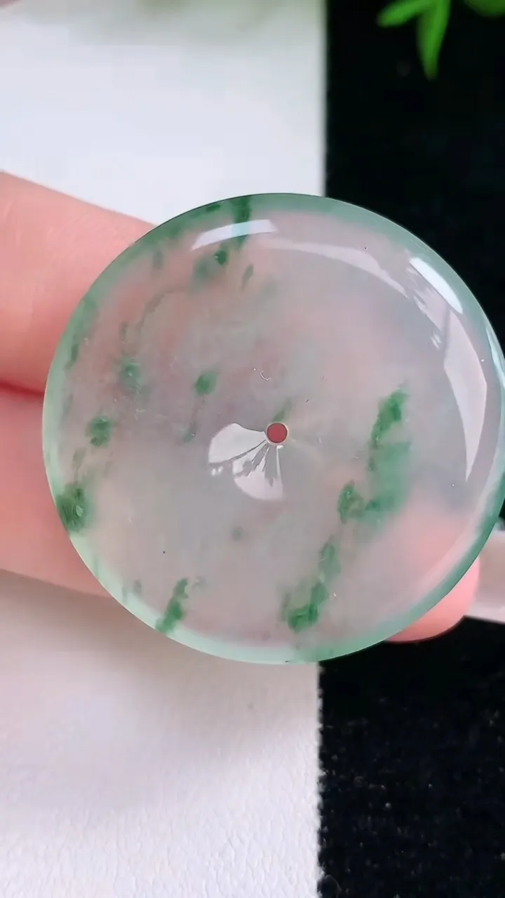 天然A货翡翠种飘花平安扣吊坠，尺寸35.2-5.5，重量:14.68g
3月4日