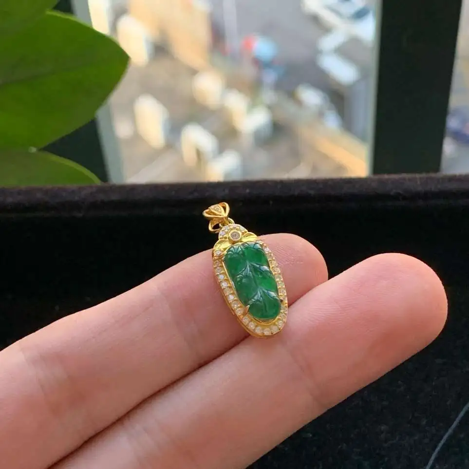 A货天然翡翠冰糯种满绿925银叶子吊坠重量1.42
3月4日