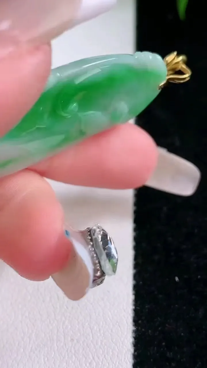 天然A货翡翠如意吊坠，尺寸42.5-21.2-4.5，重量:9.37g
3月4日