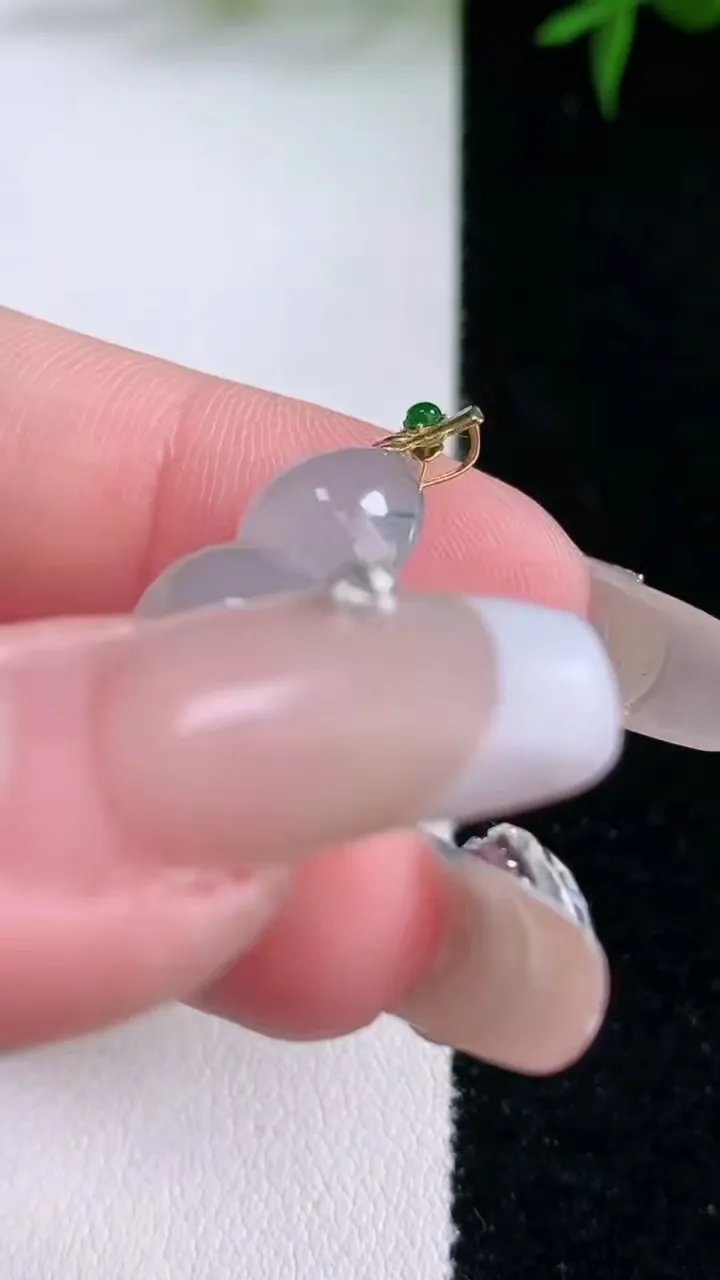 天然A货翡翠种福豆吊坠，尺寸25-13.4-6.2，重量:3.86g
3月4日