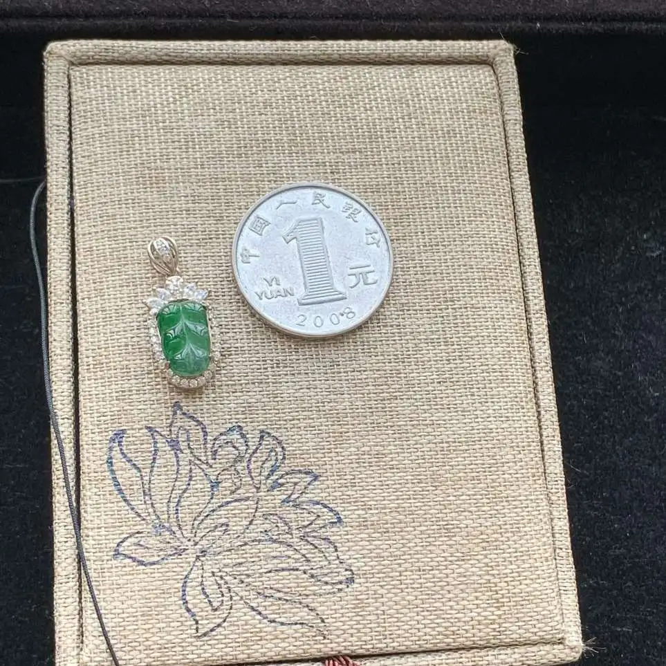 A货天然翡翠冰糯种925银满绿叶子吊坠重量1.42
3月4日