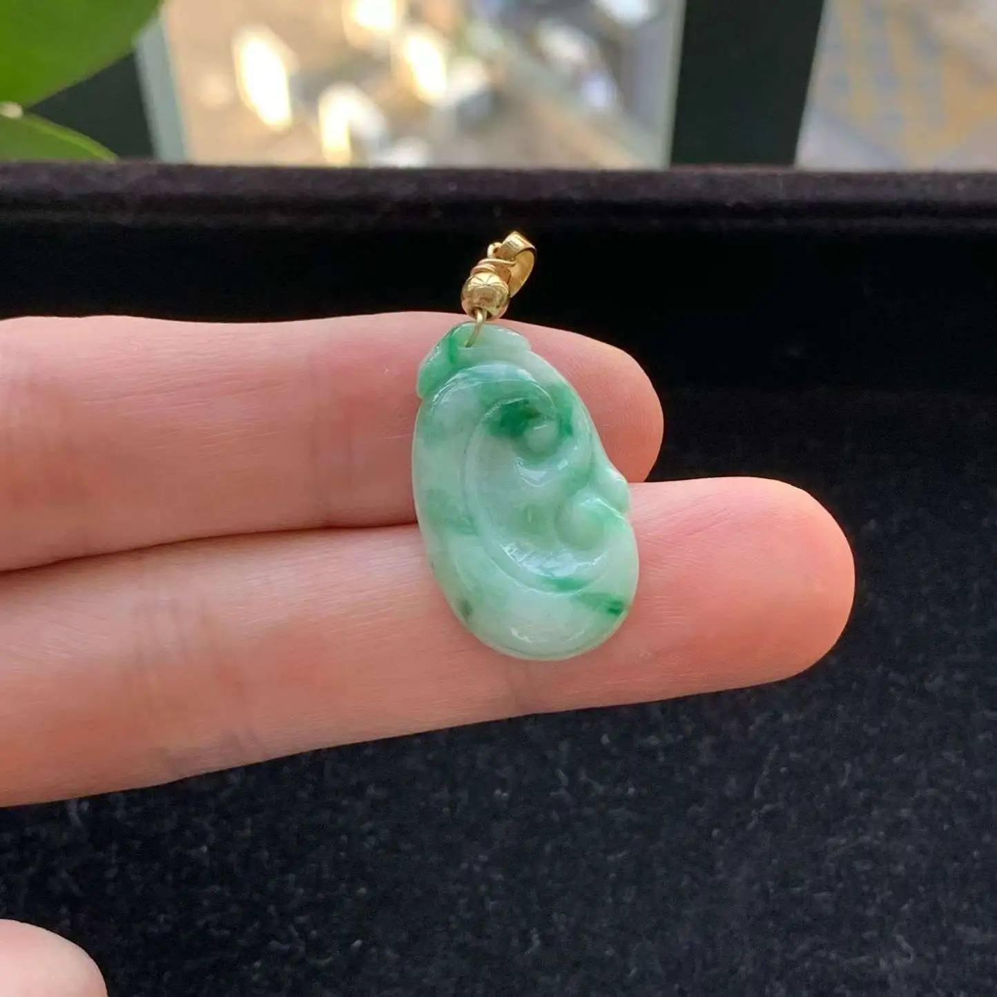 A货天然翡翠冰糯种925银飘绿如意吊坠重量3.73
3月4日