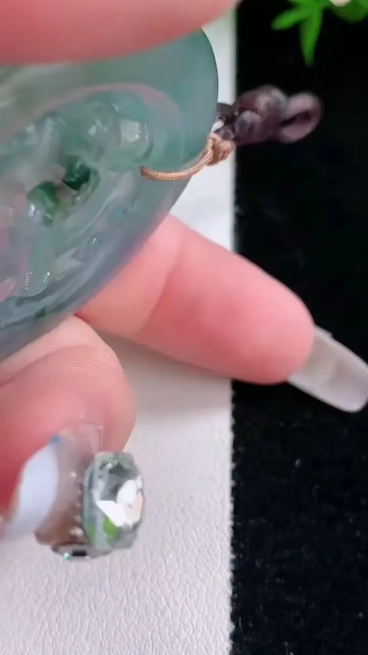 天然A货翡翠种飘花生肖羊吊坠，尺寸48.2-42.5-5，重量:25.90g
3月4日