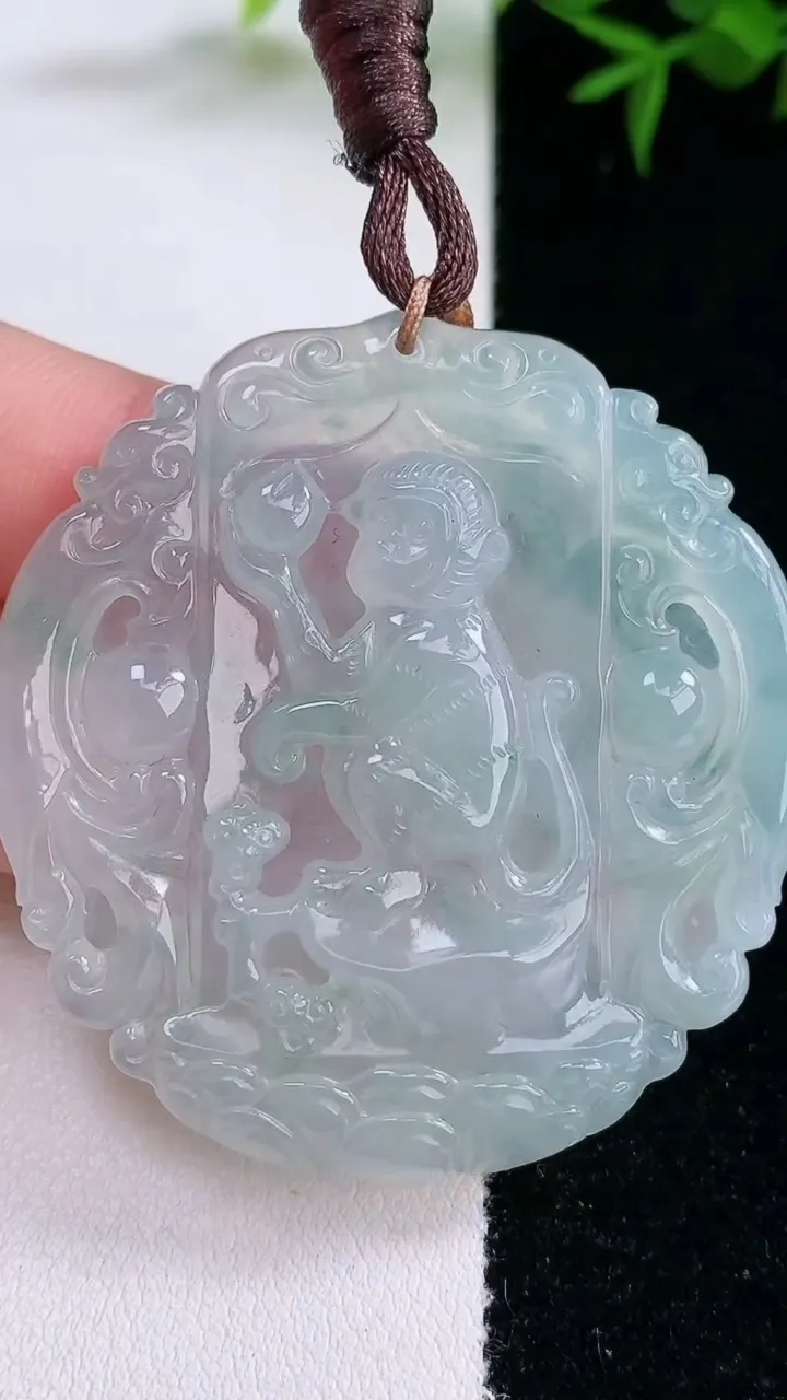 天然A货翡翠种飘花生肖猴吊坠，尺寸48.3-46.3-5，重量:20.70g
3月4日