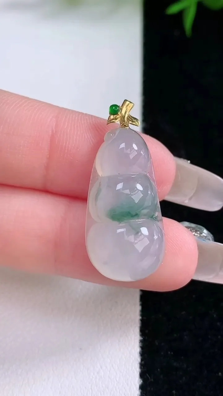 天然A货翡翠种福豆吊坠，尺寸25-13.4-6.2，重量:3.86g
3月4日