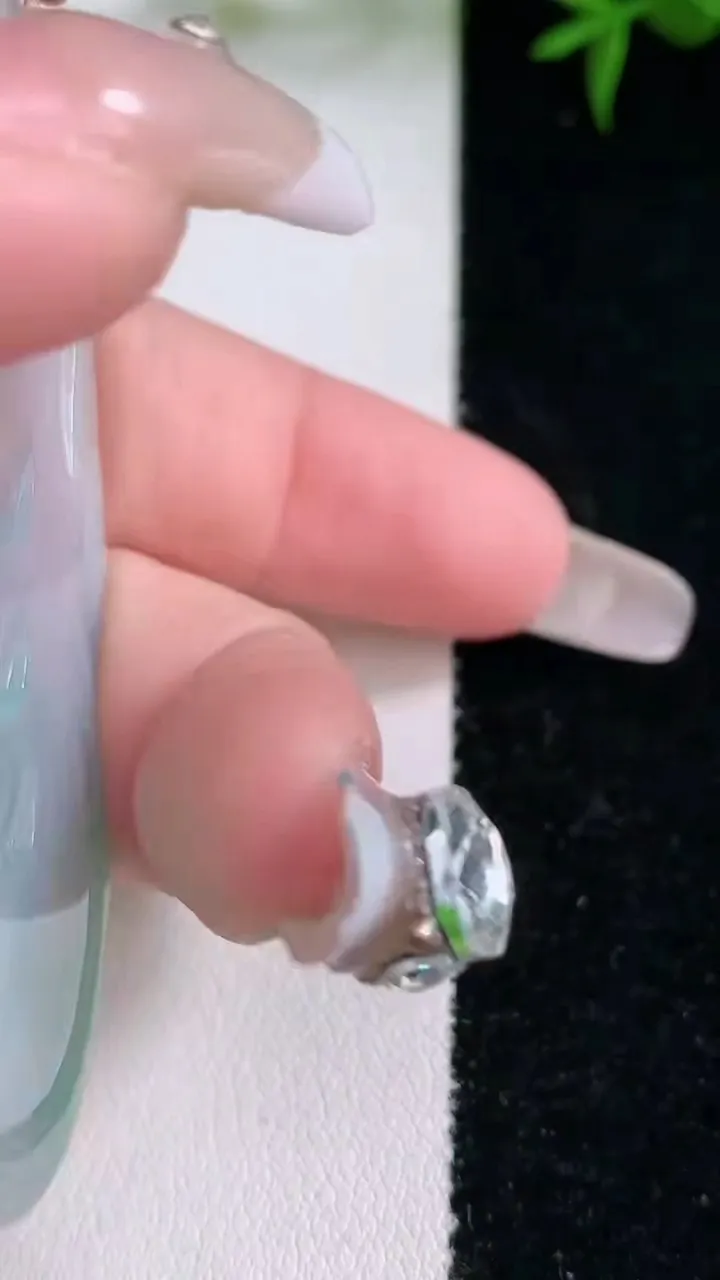 天然A货翡翠关公吊坠，尺寸63.6-37.4-5.7，重量:27.80g
3月4日