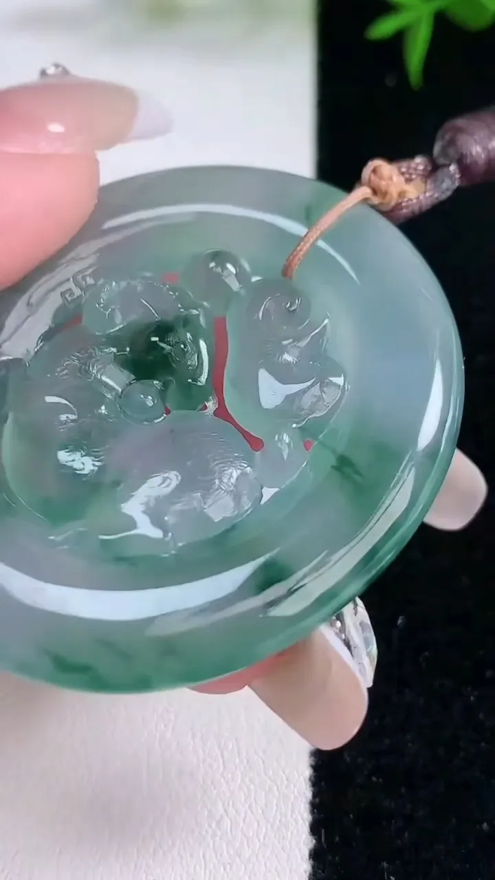 天然A货翡翠种飘花生肖羊吊坠，尺寸48.2-42.5-5，重量:25.90g
3月4日