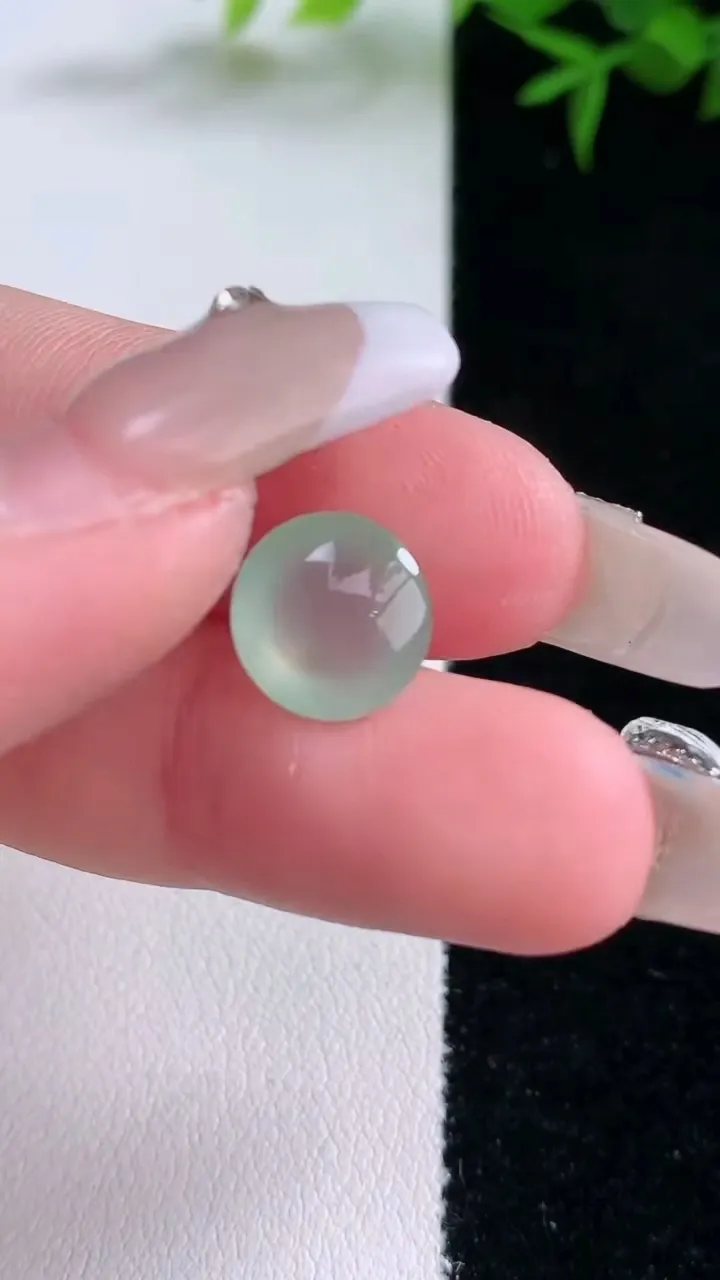 天然A货翡翠蛋面镶嵌件，尺寸10-8.2-5.4，重量:1.35g
3月4日