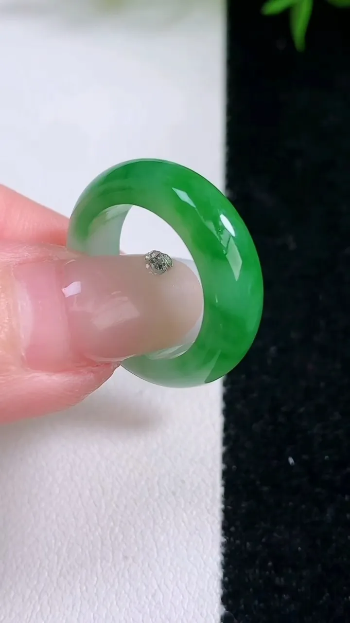 天然A货翡翠指环戒指，尺寸16.4-5.8-3.5，重量:5.13g2026年3月4日
工厂直销收藏佳品,种好水足，色泽均匀，有种有色，上手高大气！