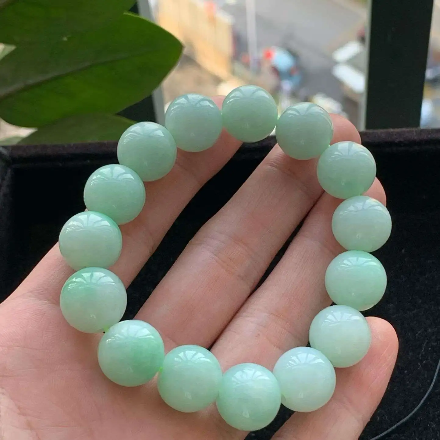 A货天然翡翠冰糯种满绿手串15颗重量71.73
3月4日