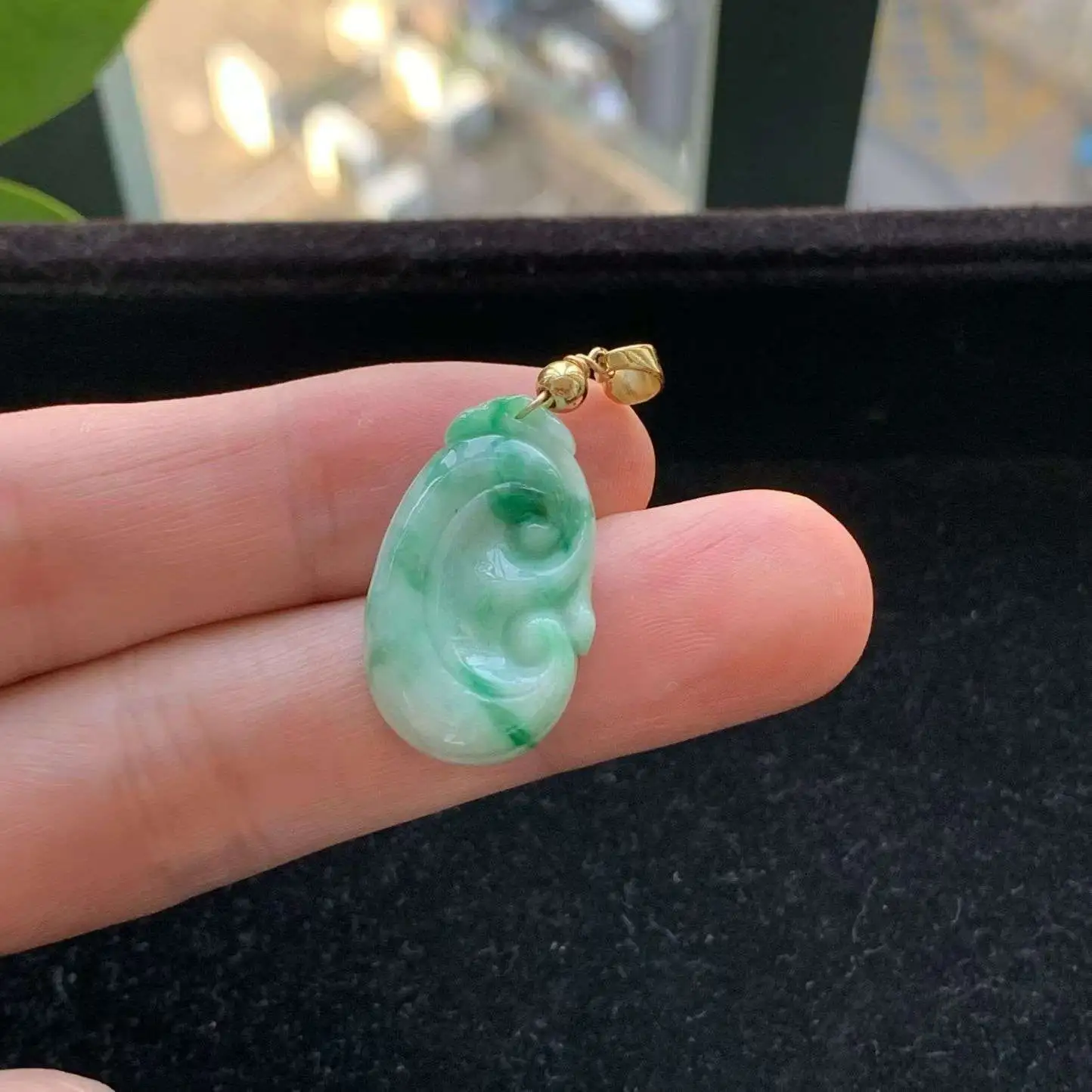 A货天然翡翠冰糯种925银飘绿如意吊坠重量3.73
3月4日