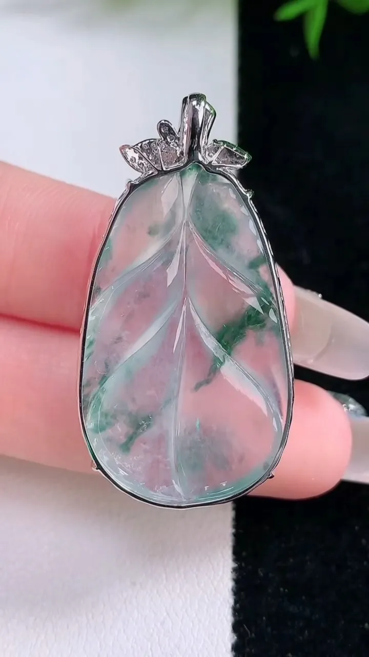 天然A货翡翠种飘花金枝玉叶 叶子吊坠，尺寸34.3-21.6-5.5，重量:7.14g
3月4日