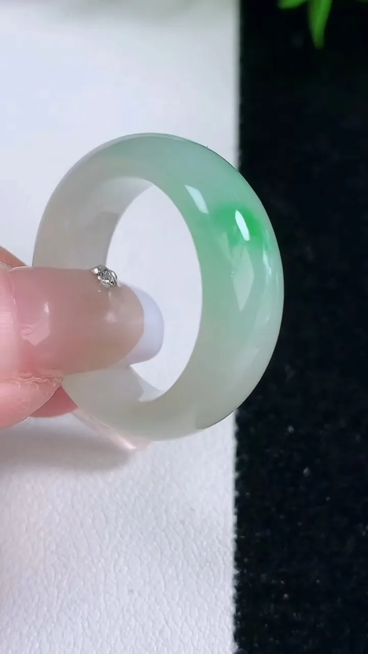 天然A货翡翠指环戒指，尺寸20.4-8.5-4，重量:8.15g2026年3月4日
工厂直销收藏佳品,种好水足，色泽均匀，有种有色，上手高大气！