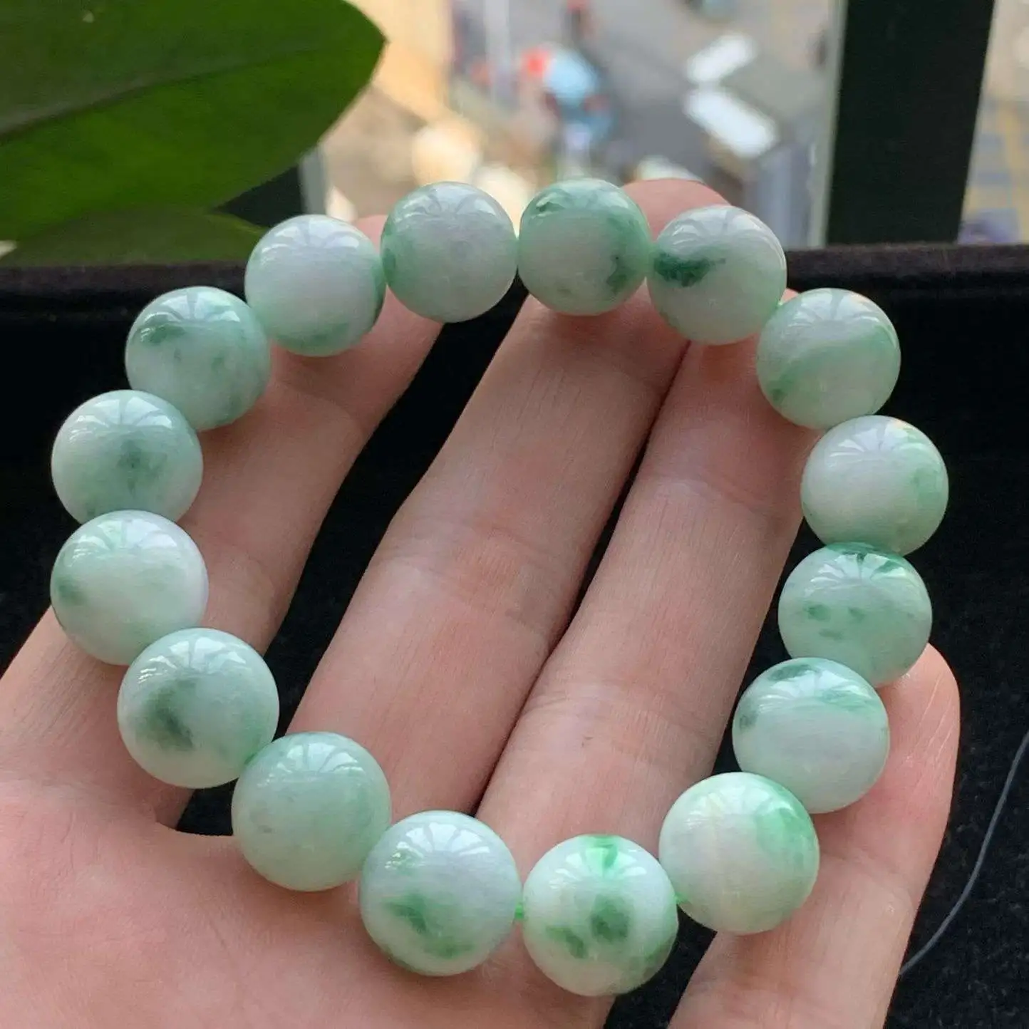 A货天然翡翠冰糯种飘绿手串13m16颗重量63.29
3月4日