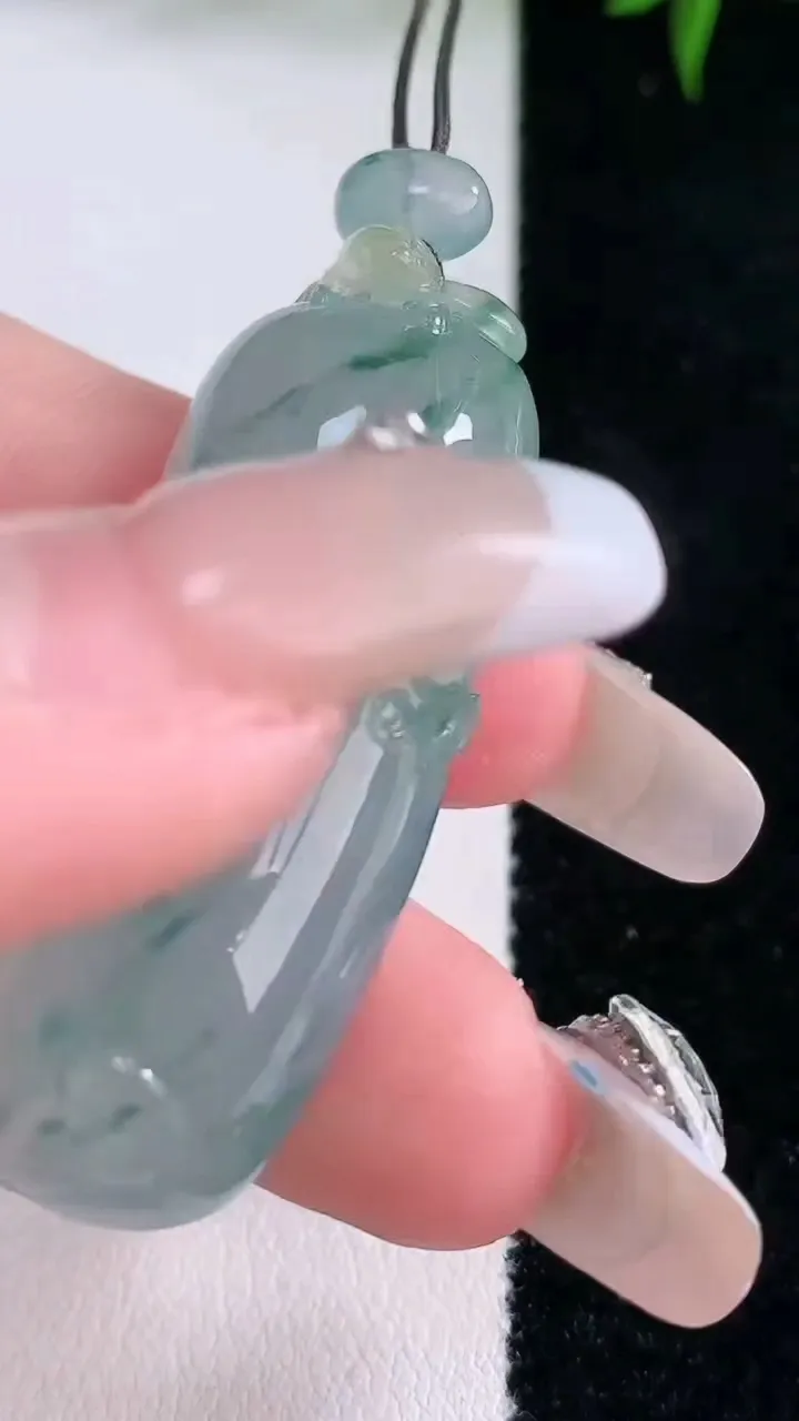 天然A货翡翠种飘花福瓜吊坠，尺寸49.6-17-11.4，重量:21.04g
3月4日