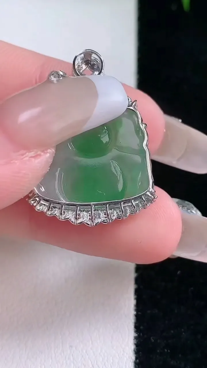 天然A货翡翠财神爷吊坠，尺寸27.3-16.8-20.8-6重量:4.15g
3月4日