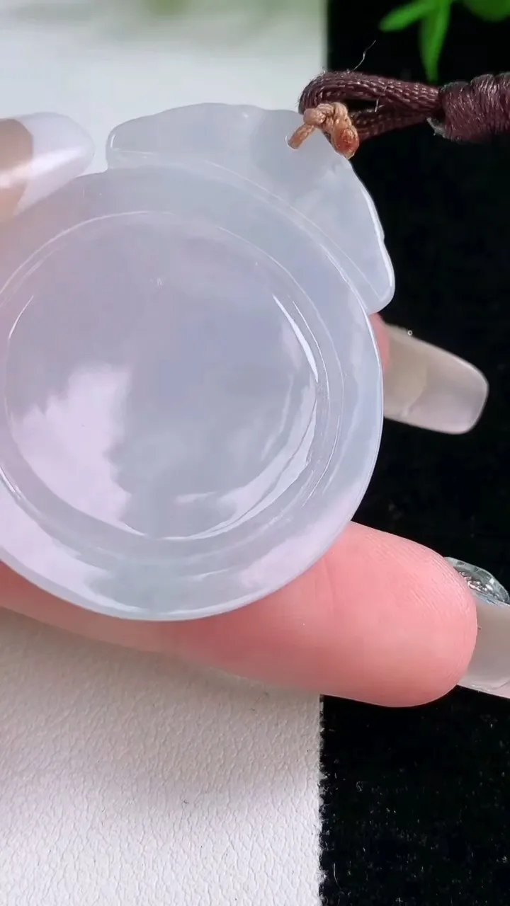 天然A货翡翠麒麟吊坠，尺寸45-35.3-5.5，重量:14.22g
3月4日